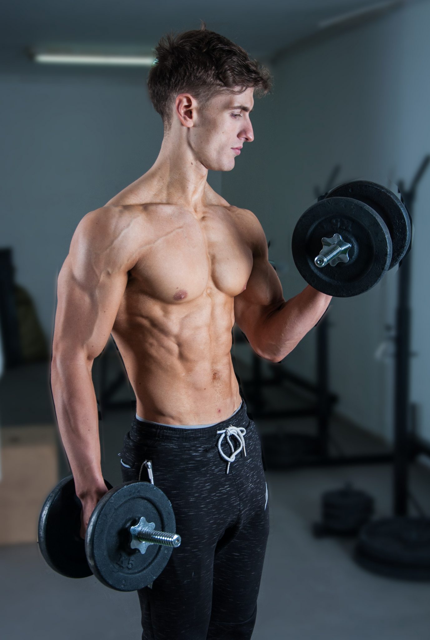 ripped guy lifting dumbbells